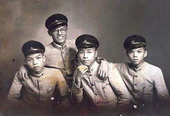 日據時代著制服的中學生